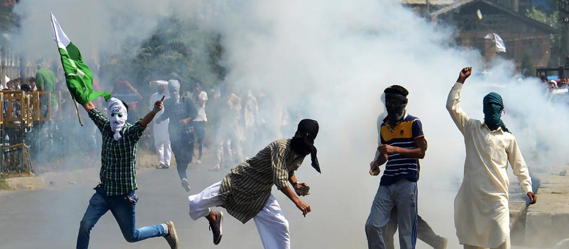 Protesters clash with Indian security forces after Eid prayers in Srinagar ©Dawn